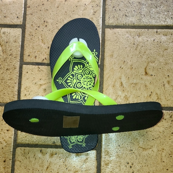 Henna Mala design chartreuse & black sz7/8 sandles - Picture 2 of 6